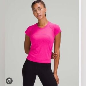 Swiftly Tech Short-Sleeve Shirt 2.0 
Hip Length in pink